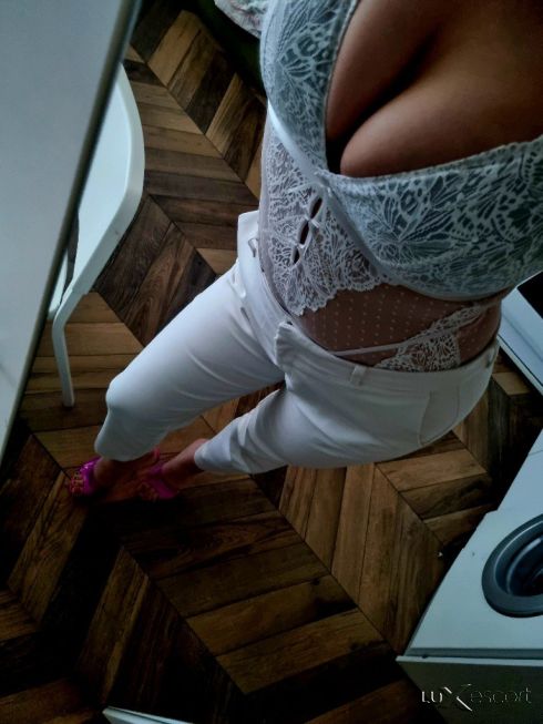 Строга господарка -  снимка 0