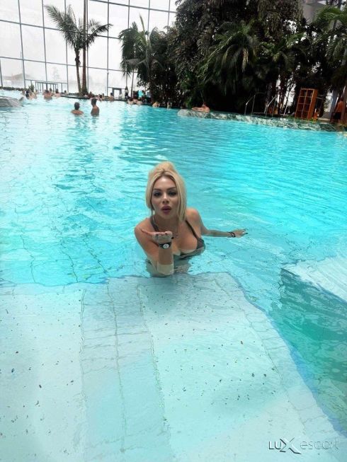 Строга господарка -  снимка 0