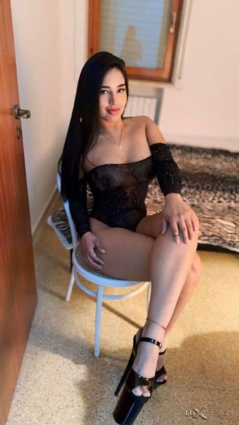 🫶🏻ОБИЧАМ ГО ЦЕЛИЯТ ОТЗАД🫶🏻 -  снимка 0