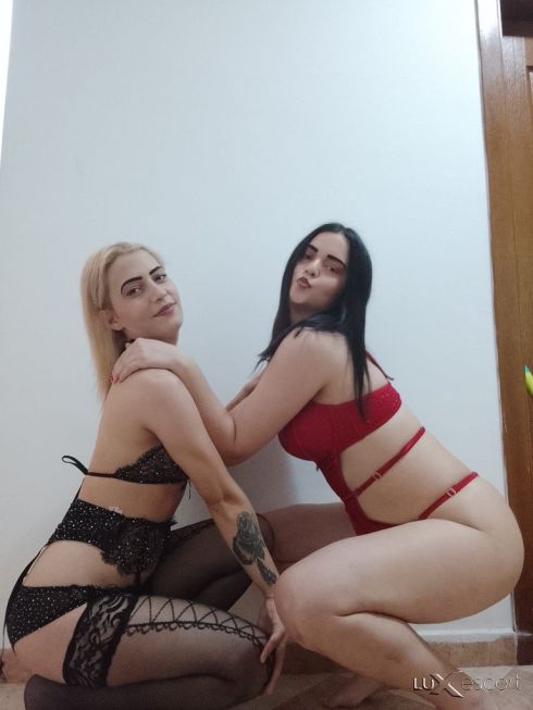 Две Мокри Котета💋🤭🤩🥰 -  снимка 1