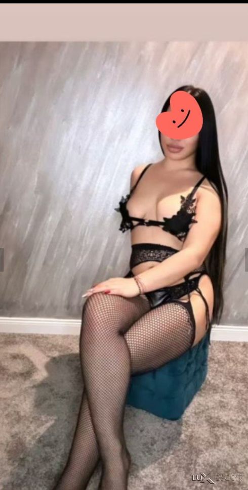 Огнена брюнетка -  снимка 0