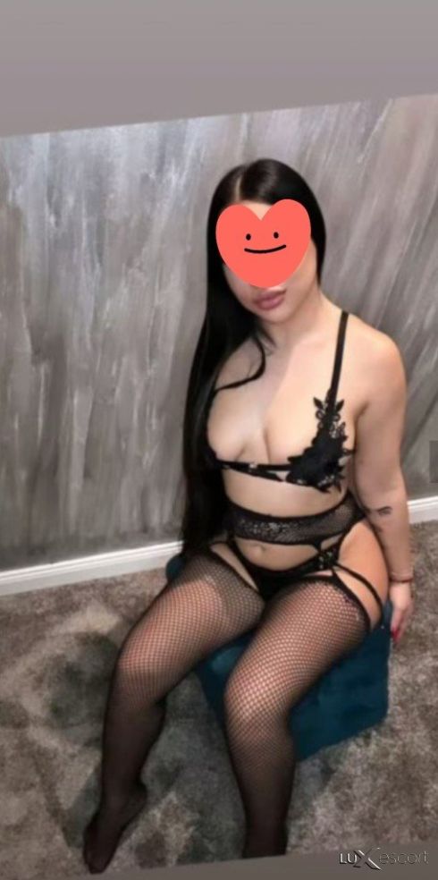 Огнена брюнетка -  снимка 1