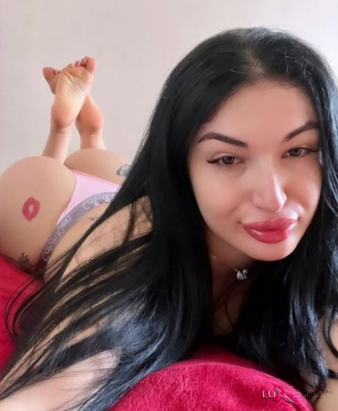 Момичето за секс🔞💋 -  снимка 1