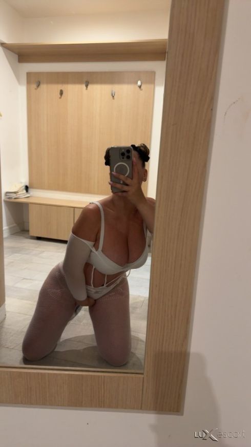 Luxury blonde for exclusive meetings -  снимка 1