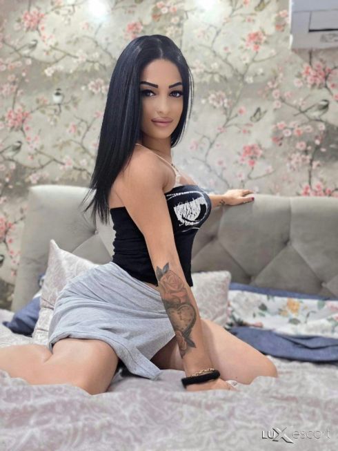 Тук съм сладурчета 💋🖤❤ -  снимка 0