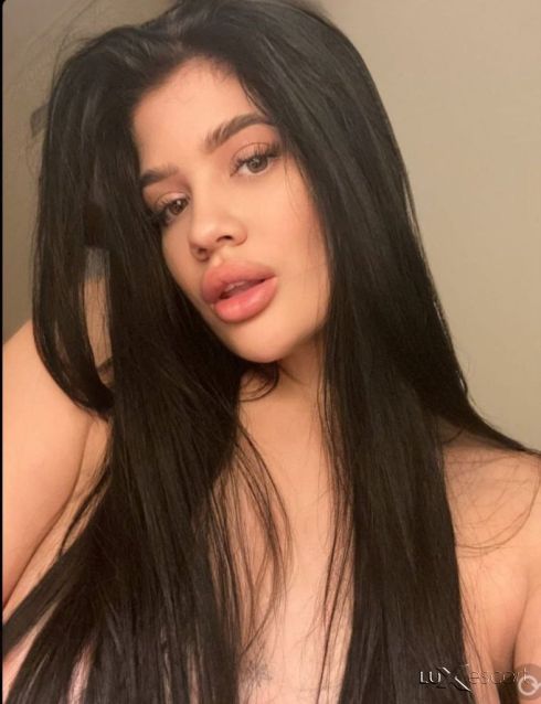 ТВОЕТО МОМИЧЕ Е ТУК ЗВАНИ МИ 🫦👄 -  снимка 3