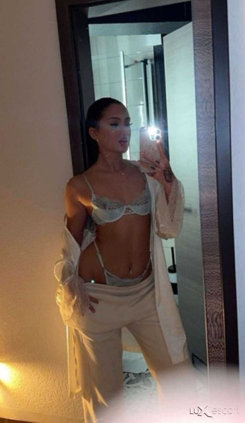 ✨Queen from UK ✨ -  снимка 0