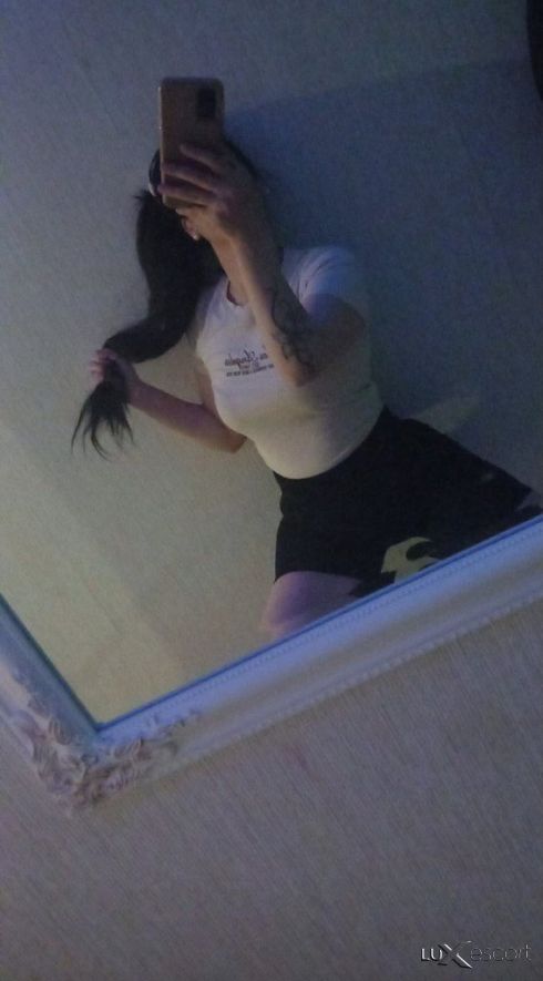 Тук съм да изпълня твоите желания ! -  снимка 1